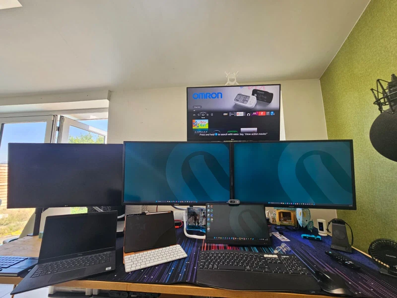 Four computers under one keyboard and mouse, three running Windows and one Mac. The description keeps it straightforward, and the setup follows suit: separate machines for separate tasks, with Synergy doing the work of keeping everything reachable without swapping peripherals.
