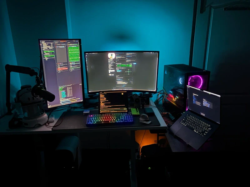 To dodge Apple's AWDL interference and cut latency, the machines here are linked through a direct LAN rather than standard Wi-Fi. That private virtual network ties the Windows desktop, Mac mini, and MacBook Pro together, with an iPad pulling extra duty as a display for the Mac mini.