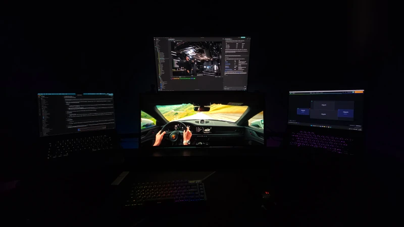 Synergy Dragon Alpha keeps the ROG Flow X16 and MacBook Pro M2 under one keyboard and mouse, so switching between Windows and macOS work is just a cursor slide away. The motorized UPPSPEL desk and Samsung Odyssey OLED G8 round out a setup built for long, varied sessions.